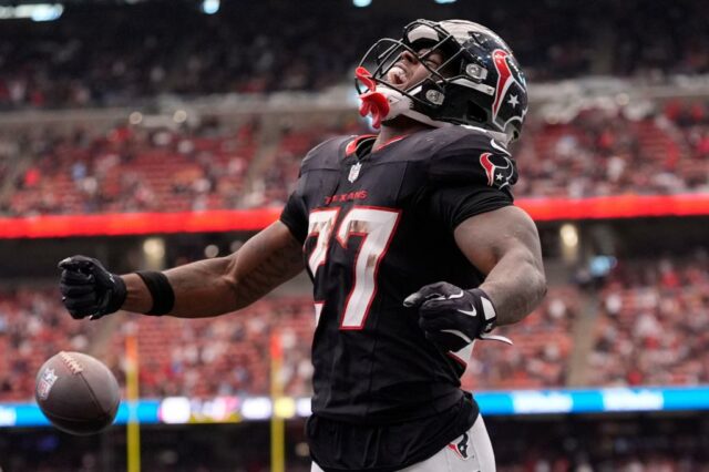 Houston Texans Running Back Woody Marks (27) celebra seu touchdown.