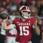 O quarterback do Oklahoma, Jackson Arnold, jogando futebol.