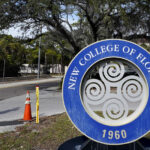 O governador da Flórida, Ron DeSantis, assina a legislação na segunda -feira, 15 de maio de 2023, proibindo o financiamento do estado para programas de diversidade, equidade e inclusão nas universidades públicas da Flórida, no New College of Florida, em Sarasota, na Flórida. (Douglas R. Clifford/Tampa Bay Times via AP)