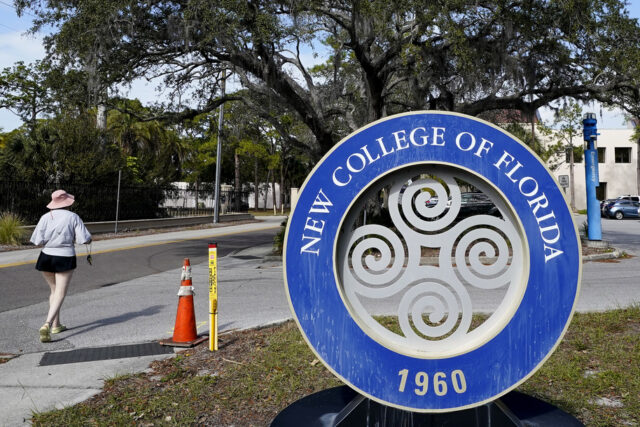 O governador da Flórida, Ron DeSantis, assina a legislação na segunda -feira, 15 de maio de 2023, proibindo o financiamento do estado para programas de diversidade, equidade e inclusão nas universidades públicas da Flórida, no New College of Florida, em Sarasota, na Flórida. (Douglas R. Clifford/Tampa Bay Times via AP)
