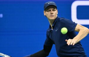 Follower pego tentando pegar algo da bolsa de Jannik Sinner nos Estados Unidos Open GetTyimages-2232382148 Jannik Sinner 2025 US Open