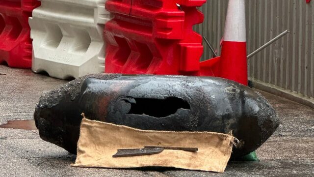 Forças de bombas maciças da Segunda Guerra Mundial durante a noite de evacuação de 6.000 residentes de casas

