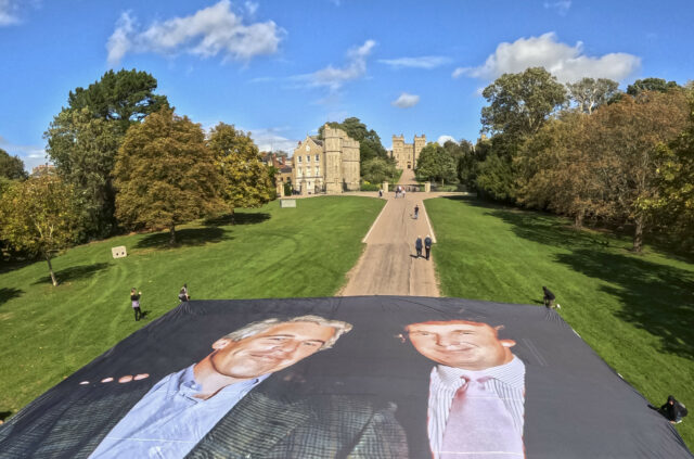 Foto revela que Trump recebeu a imagem de Titan Epstein no castelo de Windsor 

