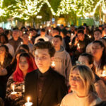 Fotos: Lamers em todo o mundo mostram amor por Charlie Kirk