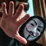 MoneyGram Hack | Homem mascarado estendendo a mão com a mão agarrada