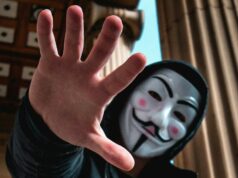 França verifica o projeto de spyware de maçã novo em folha nítido MoneyGram Hack | Homem mascarado estendendo a mão com a mão agarrada