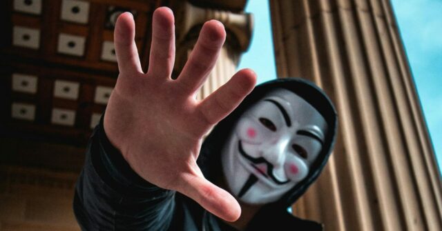 MoneyGram Hack | Homem mascarado estendendo a mão com a mão agarrada