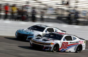 Funcionários da NASCAR para satisfazer a trilha competindo com a técnica de peso pós-corrida Funcionários da NASCAR para satisfazer a trilha competindo com a técnica de peso pós-corrida