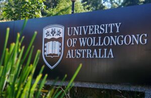 Funcionários da universidade ‘totalmente furiosos’ como chanceler defende o processo de cortes de empregos Logotipo da Universidade de Wollongong Australia.