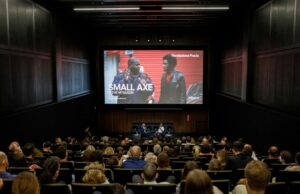 Fundo de filmes da estrutura da Prada vai para a celebração do filme de Veneza Fundo de filmes da estrutura da Prada vai para a celebração do filme de Veneza