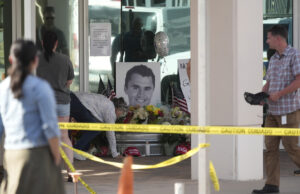 GOP responde à morte de Charlie Kirk com qualquer coisa, menos controle de armas Cartoon de Clay Jones.