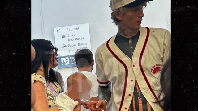 A metralhadora Kelly e Megan Fox se reúnem para passear em família em LA
