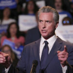 Arquivo - O presidente Donald Trump conversa com o governador da Califórnia, Gavin Newsom, depois de chegar ao Air Force One no Aeroporto Internacional de Los Angeles em Los Angeles, 24 de janeiro de 2025. (AP Photo/Mark Schiefelbein, arquivo)
