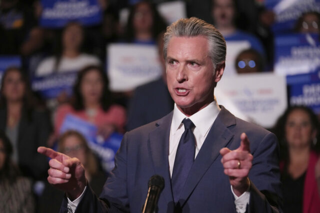 Arquivo - O presidente Donald Trump conversa com o governador da Califórnia, Gavin Newsom, depois de chegar ao Air Force One no Aeroporto Internacional de Los Angeles em Los Angeles, 24 de janeiro de 2025. (AP Photo/Mark Schiefelbein, arquivo)