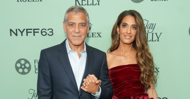 George e Amal Clooney se aconchegam no tapete vermelho 'Jay Kelly' 

