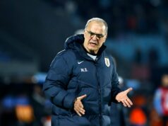 Gerente do Uruguai Marcelo Bielsa miserável com eficiência depois que Manuel Ugarte remonta à formação inicial Manuel Ugarte usa camisa pólo azul no camarim do Manchester United