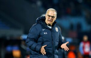 Gerente do Uruguai Marcelo Bielsa miserável com eficiência depois que Manuel Ugarte remonta à formação inicial Manuel Ugarte usa camisa pólo azul no camarim do Manchester United
