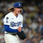 O arremessador de Los Angeles Dodgers, Ryan Pepiot, joga um arremesso.