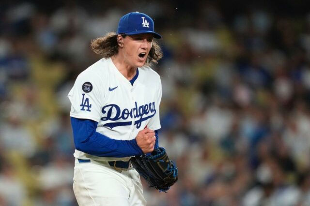 O arremessador de Los Angeles Dodgers, Ryan Pepiot, joga um arremesso.
