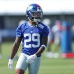 O jogador do New York Giants correndo com o futebol durante um jogo de pré -temporada.