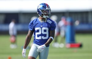 Giants vs. Previsão dos comandantes: NFL Semana 1 Adereços, escolhas, probabilidades, apostas O jogador do New York Giants correndo com o futebol durante um jogo de pré -temporada.