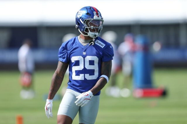 O jogador do New York Giants correndo com o futebol durante um jogo de pré -temporada.