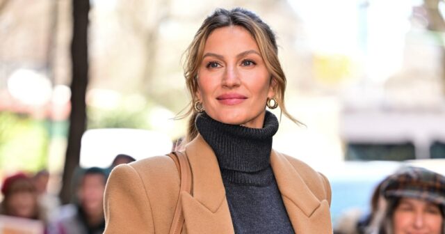 Gisele Bündchen em roupa monocromática bege