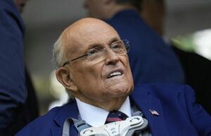 Giuliani trabalha US $ 1,3 bilhão no processo de assassinato de caráter de ascensão Yahoo news home