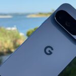 Google Pixel 10 Pro sentado em uma fonte