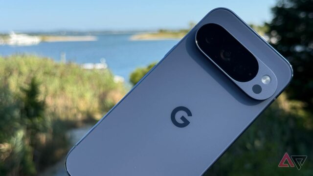 Google Pixel 10 Pro sentado em uma fonte