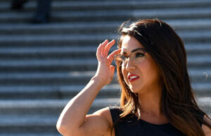 Gritar surgem no chão da casa durante o momento do silêncio para Charlie Kirk Gritar surgem no chão da casa durante o momento do silêncio para Charlie Kirk