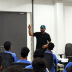 Grupo Índia O ODI Capitão Rohit Sharma compartilha experiências com os jogadores de críquete de menores de 19 anos