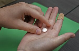 Grupos anti-aborto têm uma nova estratégia para acabar com o aborto de telessaúde Dr. Angel Foster, co-fundador do Projeto de Acesso ao Aborto de Medicamentos de Massachusetts, posa para uma foto na sede da organização, 13 de maio de 2025, em Somerville, Massachusetts. (AP Photo/Charles Krupa)