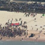 Grupos pró-Israel e pró-Palestina ficam cara a cara na praia de Bondi