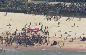 Grupos pró-Israel e pró-Palestina ficam cara a cara na praia de Bondi Grupos pró-Israel e pró-Palestina ficam cara a cara na praia de Bondi