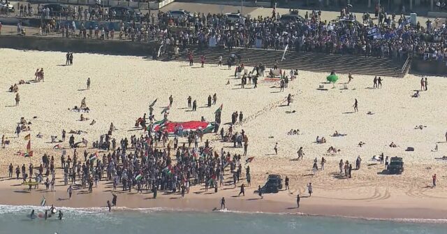 Grupos pró-Israel e pró-Palestina ficam cara a cara na praia de Bondi

