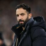 O gerente do Manchester United, Ruben Amorim, relata a linha de toque durante a partida da Premier League entre o Manchester United e Burnley em Old Trafford em 2025 em Manchester, Inglaterra.