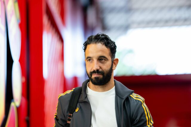 Ruben Amorim observa o Manchester United enfrentar a cidade de Grimsby.