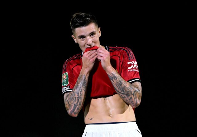 Benjamin Sesko aquece em Craven Cottae