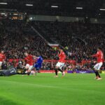 Altay Bayindir e Harry Maguire, do Manchester United, comemoraram a vitória após a partida da Premier League entre o Manchester United e o Chelsea em Old Trafford em 20 de setembro de 2025