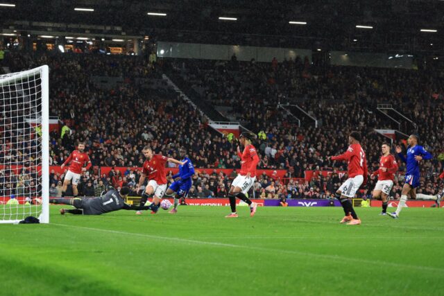 Altay Bayindir e Harry Maguire, do Manchester United, comemoraram a vitória após a partida da Premier League entre o Manchester United e o Chelsea em Old Trafford em 20 de setembro de 2025