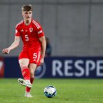 Dylan Lawlor jogando futebol internacional representando o País de Gales