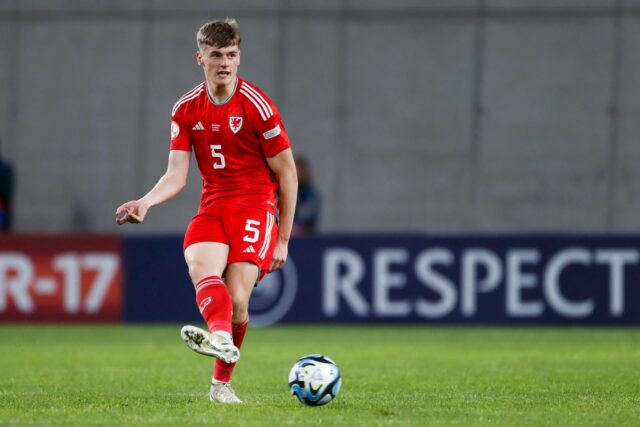 Dylan Lawlor jogando futebol internacional representando o País de Gales
