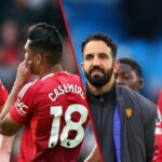 Harry Maguire fala com o companheiro de equipe Casemiro durante a partida da Premier League entre o Manchester United e o Aston Villa em Old Trafford em 2025 em Manchester, Inglaterra.