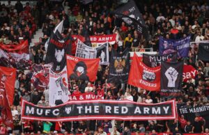 Guy Utd faz notícias sobre crescimento em pé sem risco em Old Trafford Bandeira de Stretford Enders em Old Trafford