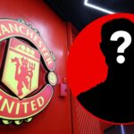 Uma visão detalhada do distintivo do Manchester United Club em exibição dentro do estádio antes da partida da Premier League entre o Manchester United e o Wolves em Old Trafford em 2025 em Manchester, Inglaterra.