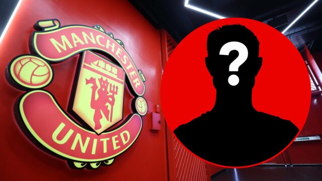 Uma visão detalhada do distintivo do Manchester United Club em exibição dentro do estádio antes da partida da Premier League entre o Manchester United e o Wolves em Old Trafford em 2025 em Manchester, Inglaterra.