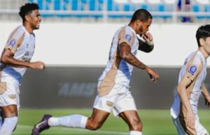 Há uma decisão controversa var, Dewa United Hajar Arema FC Há uma decisão controversa var, Dewa United Hajar Arema FC