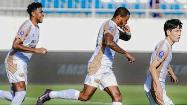 Há uma decisão controversa var, Dewa United Hajar Arema FC 

