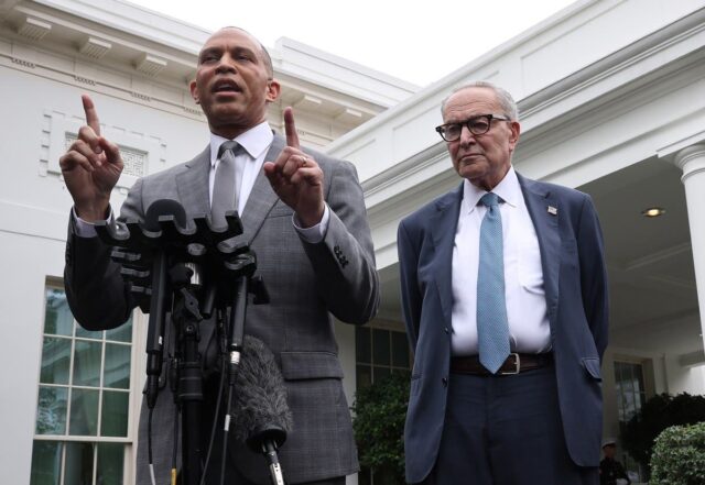 Hakeem Jeffries responde ao videoclipe de AI de Donald Trump 

